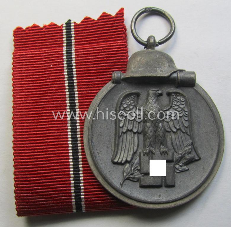 Attractive medal-set: 'Winterschlacht im Osten 1941-42' being a maker- (ie. '61'-) marked- (and/or 'Feinzink'-based) specimen by the maker: 'R.A. Karneth & Söhne' and that comes together with its (non-confectioned) ribbon (ie. 'Bandabschnitt')