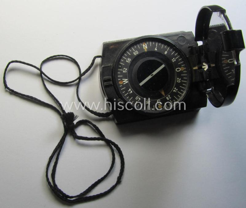 'Standard-issue'-pattern, WH compass (or: 'Marschkompass') as executed in black-coloured 'Bakelite' (being a non-maker-marked example that comes mounted onto its period cord)