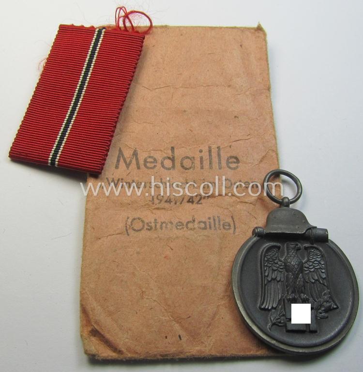 Attractive medal-set: 'Winterschlacht im Osten 1941-42' being a maker- (ie. '15'-) marked specimen by the maker- (ie. 'Hersteller') named: 'Friedrich Orth' and that comes packed in its original, 'Zellstoff'-based pouch