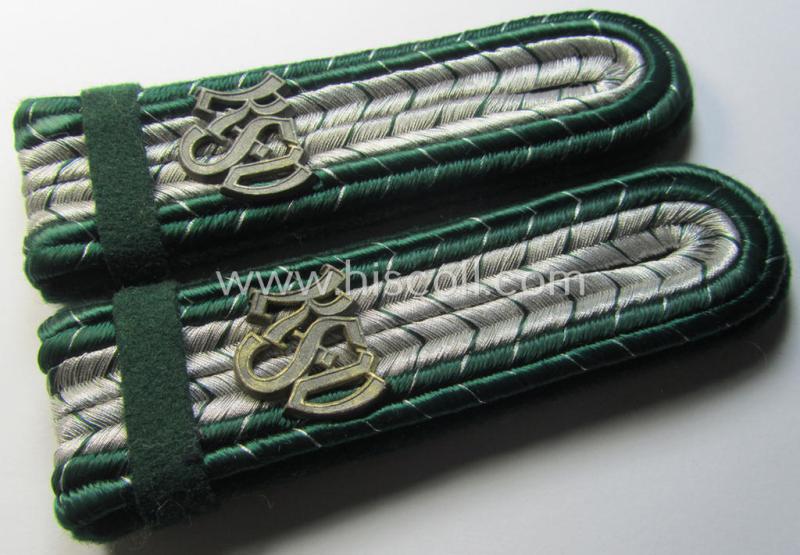 Attractive - and fully matching! - WWII-period and neatly 'cyphered', 'Zoll'- (ie. customs-) related NCO-type shoulderboard-pair as was intended for an official holding the rank of: 'Hilfs-Zollbetriebs-Assistent'