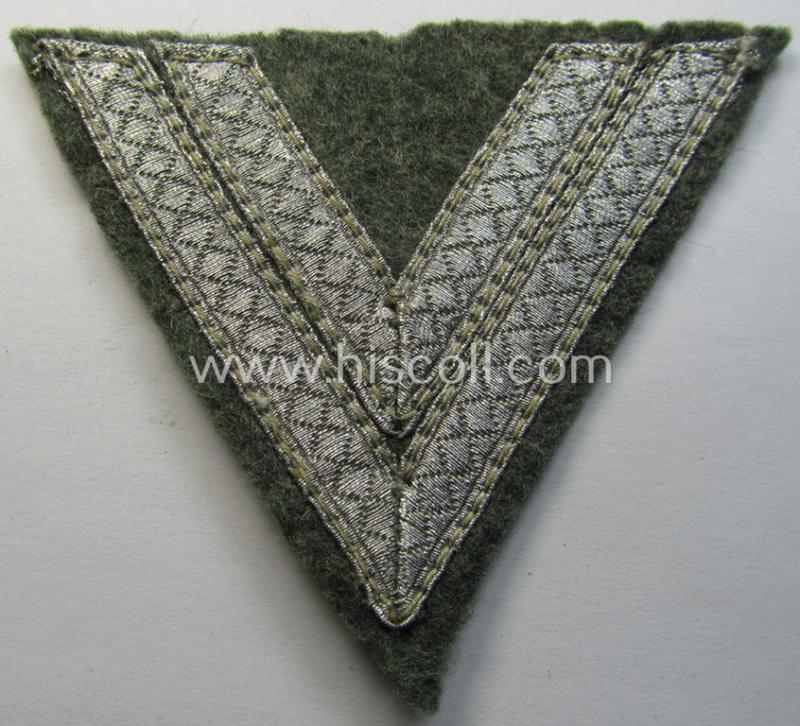 Attractive, WH (Heeres) 'Armwinkel' (or: arm-chevron) as executed on typical field-grey-coloured wool as was specifically intended for usage by a soldier with the rank of: 'Obergefreiter'