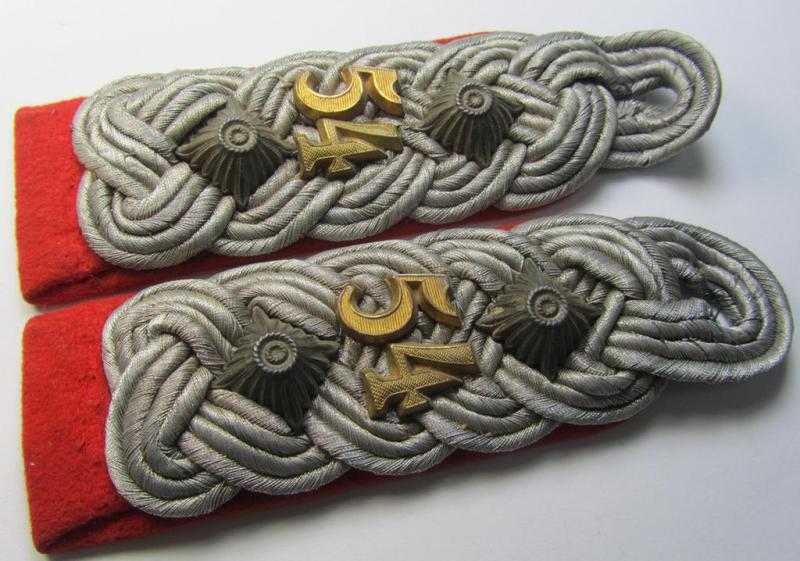 Superb - and/or fully matching! - WH (Heeres), neatly 'cyphered', officers'-type shoulderboard-pair as piped in the bright-red-coloured branchcolour as was intended for an: 'Oberst des Artillerie-Regiments 54'