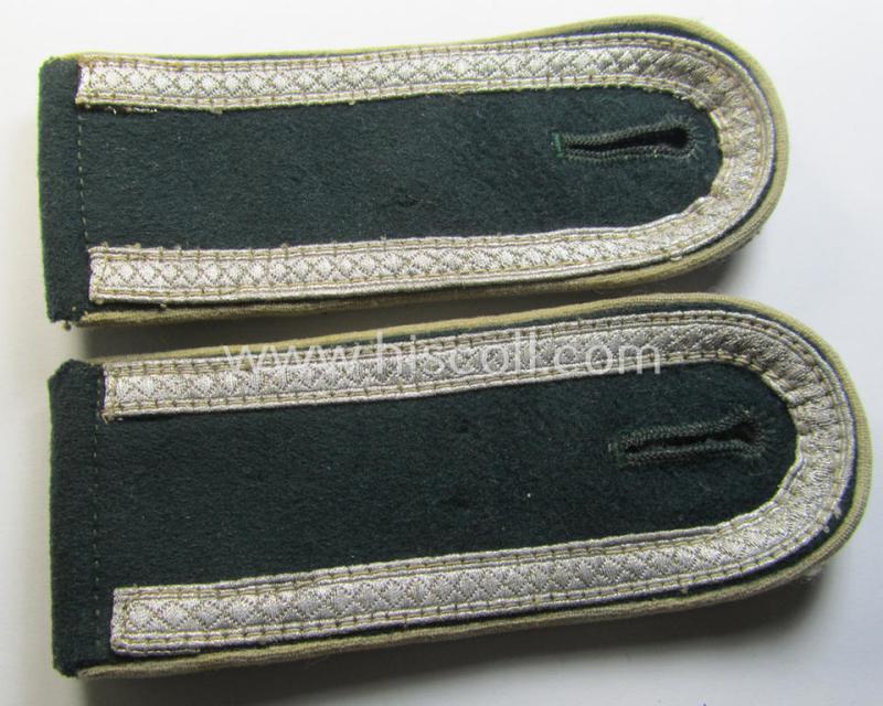 Attractive - and fully matching! - pair of WH (Heeres) NCO-type (ie. 'M36-/M40'-pattern) shoulderstraps as piped in the white- (ie. 'weisser'-) coloured branchcolour as was intended for usage by an: 'Unteroffizer eines Infanterie-Regiments'