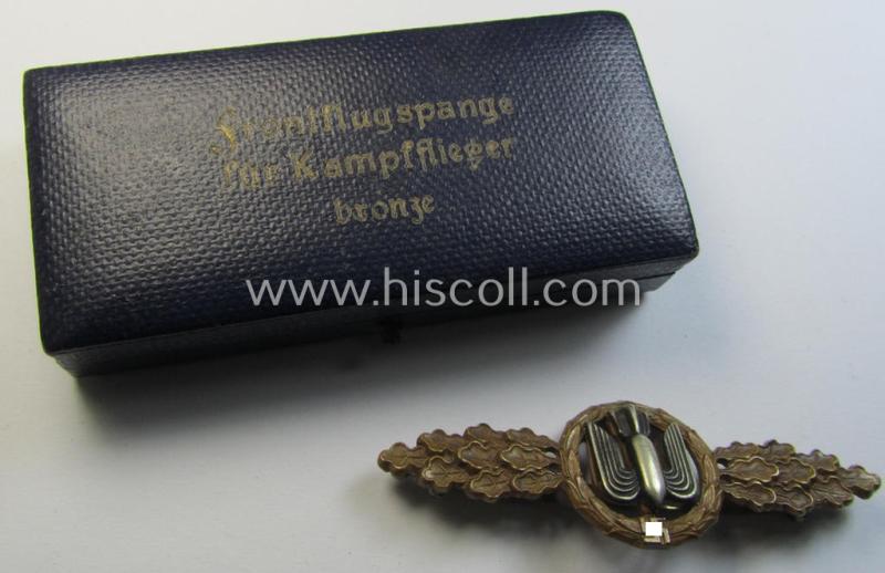 Stunning - and truly detailed! - 'Buntmetall'-based- (albeit non-maker-marked) specimen of a WH (Luftwaffe) 'Frontflugspange für Kampfflieger in Bronze' that comes stored in its early-war-pattern etui as issued