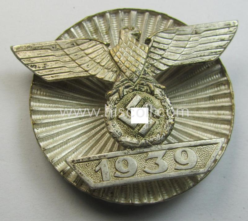 Stunning, 'Wiederholungsspange zum EK I.Kl.' (or: bar to the WWI IC 1st class) being a typical, non-maker-marked example that comes onto its 'clam-shell-type'-mounting as was produced by the maker (ie. 'Hersteller') named: 'Wilh. Deumer'