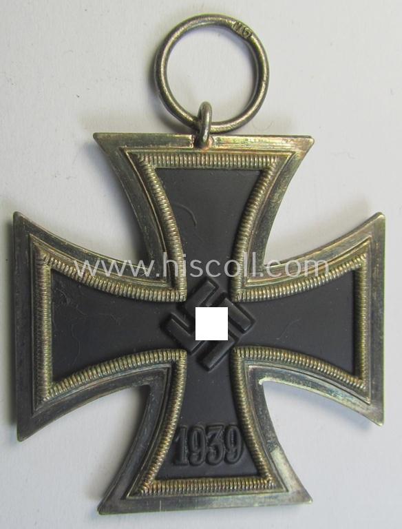 Attractive, Iron Cross 2nd class (or: 'EK II. Klasse') being a maker- (ie. '76'-) marked example that comes together with its non-confectioned ribbon (ie. 'Bandabschnitt') as was produced by the maker (ie. 'Hersteller'): 'Ernst L. Müller'