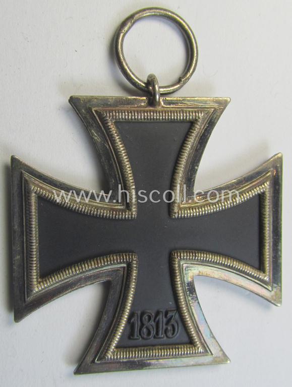 Attractive, Iron Cross 2nd class (or: 'EK II. Klasse') being a maker- (ie. '76'-) marked example that comes together with its non-confectioned ribbon (ie. 'Bandabschnitt') as was produced by the maker (ie. 'Hersteller'): 'Ernst L. Müller'