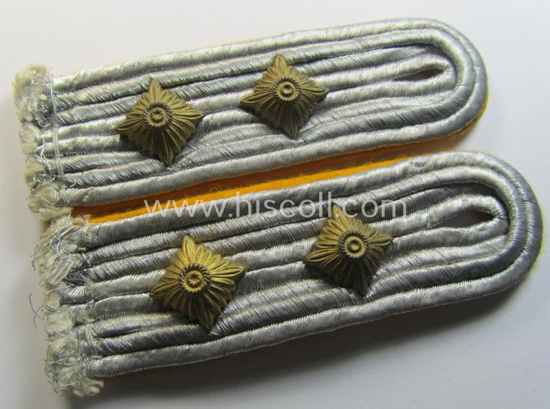 Attractive - and fully matching! - pair of WH (Luftwaffe) officers'-type shoulderboards as piped in the golden-yellow-coloured brancolour as was intended for usage by a: 'Hauptmann der Flieger- o. Fallschirmjäger-Truppen'
