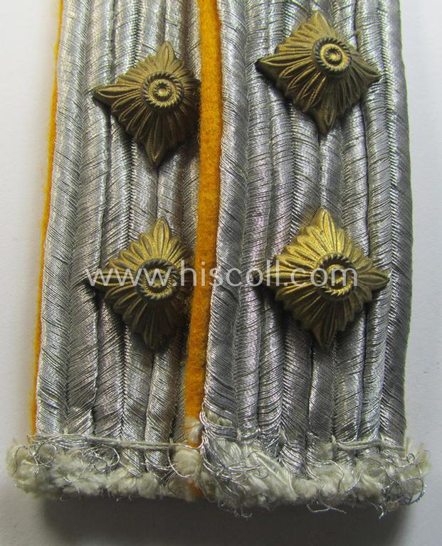 Attractive - and fully matching! - pair of WH (Luftwaffe) officers'-type shoulderboards as piped in the golden-yellow-coloured brancolour as was intended for usage by a: 'Hauptmann der Flieger- o. Fallschirmjäger-Truppen'