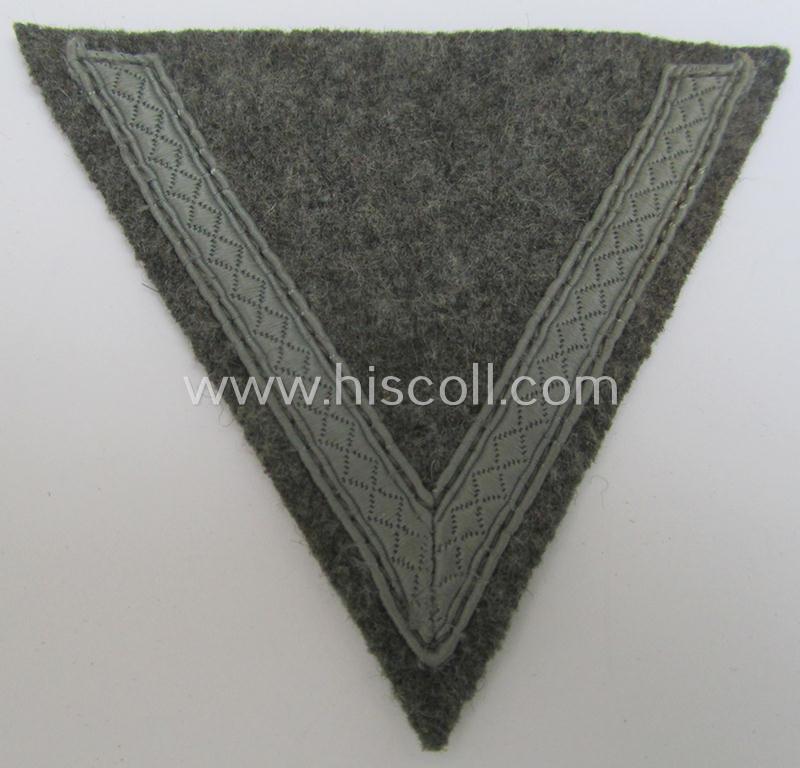 WH (Heeres) 'Armwinkel' (or: arm-chevron) as executed on typical field-grey-coloured wool as was specifically intended for usage by a soldier with the rank of: 'Gefreiter'