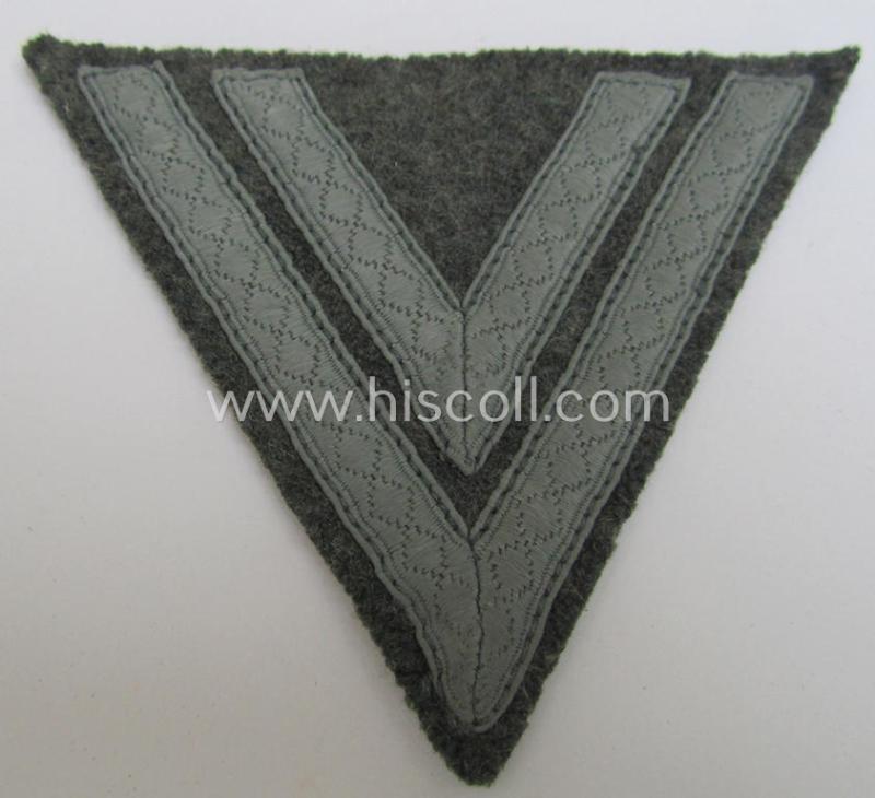 WH (Heeres) 'Armwinkel' (or: arm-chevron) as executed on typical field-grey-coloured wool as was specifically intended for usage by a soldier with the rank of: 'Obergefreiter'