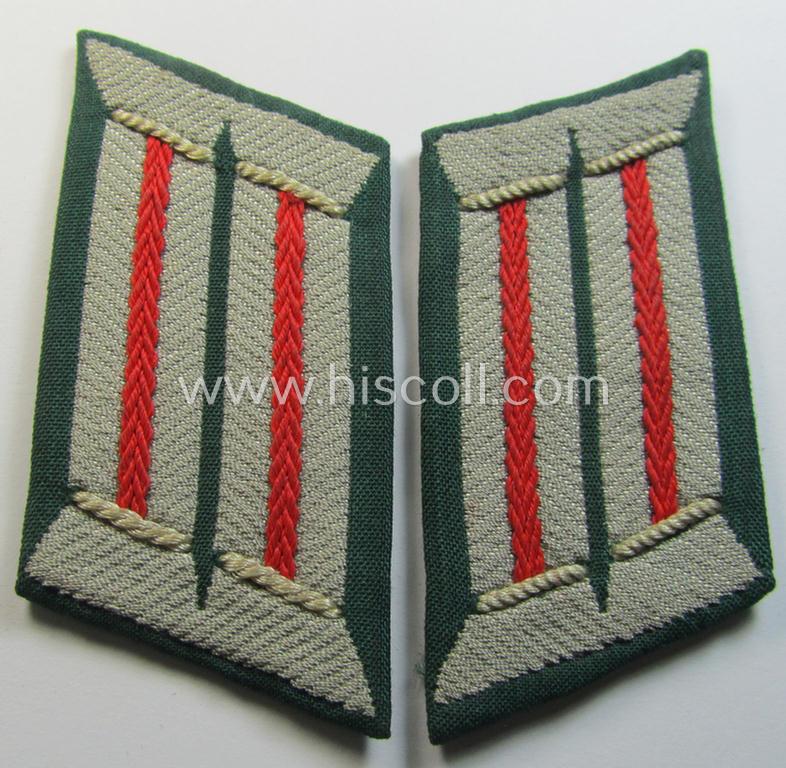 Superb, pair of WH (Heeres) later-war-pattern, officers'-type collar-tabs (ie. 'Kragenspiegel für Offiziere') as entirely executed in 'BeVo'-weave pattern as was intended for an officer serving within the: '(Sturm)Artillerie-Truppen'