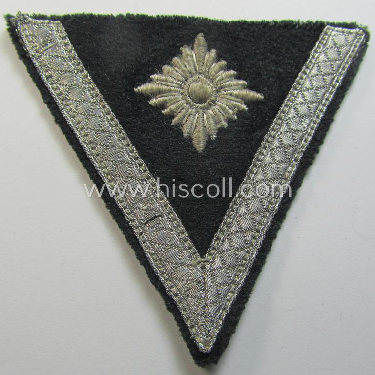 Attractive, WH (Heeres) 'Armwinkel' (or: arm-chevron) as executed on typical darker-green-coloured wool as was specifically intended for usage by a soldier with the (unusually encountered!) rank of an: 'Obergefreiter mit mehr als 6 Dienstjahren'