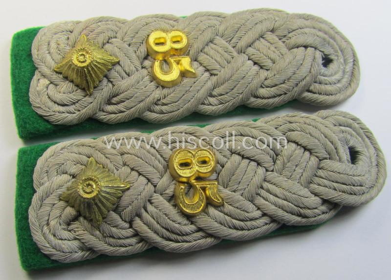 Attractive - and fully matching! - pair of WH (Heeres) neatly 'cyphered', officers'-type shoulderboards as piped in the darker-green-coloured branchcolour as was intended for usage by an: 'Oberstleutnant des Gebirgsjäger Regiments 85'