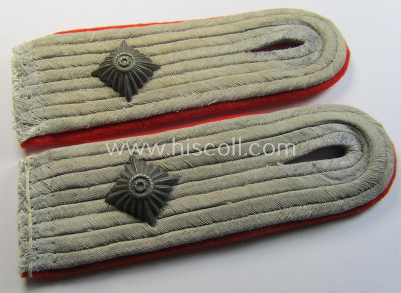 Neat - and fully matching! - pair of WH (Heeres) officers'-type shoulderboards as piped in the bright-red- (ie. 'hochroter'-) coloured branchcolour as was intended for an: 'Oberleutnant eines (Sturm)Artillerie-Rgts. o. Abts.'