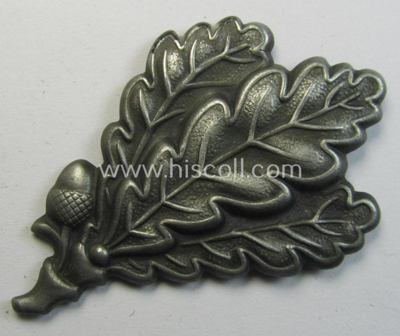 Attractive, WH (Heeres) silver-greyish-coloured so-called: 'M43'-pattern cap-badge (ie. 'Mützenabzeichen') depicting three: 'Eichenlaub'-branches as was used by the various 'Jäger'-related, divisional staff-members