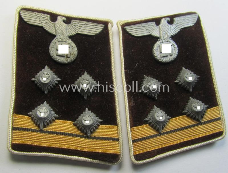 Fully matching pair of N.S.D.A.P.-type collar-patches (ie. 'Kragenspiegel für pol. Leiter') being a pair as was intended for an: 'N.S.D.A.P.-Hauptgemeinschaftsleiter' at 'Kreis'-level that is void of an 'RzM'-etiket