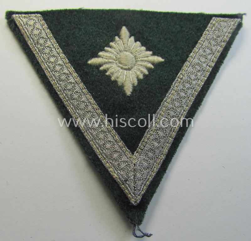 Attractive, WH (Heeres) 'Armwinkel' (or: arm-chevron) as executed on typical darker-green-coloured wool as was specifically intended for usage by a soldier with the (unusually encountered!) rank of an: 'Obergefreiter mit mehr als 6 Dienstjahren'