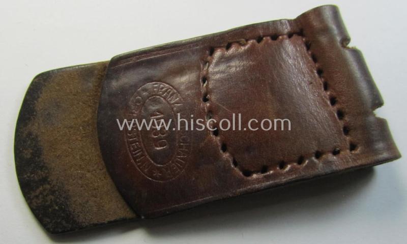 Neat - and not that easily found! - WH (Heeres o. Luftwaffe) leather-based belt-buckle tab (Lasche für das Koppelschloss) being a maker- (ie. 'Franz Reischauer - Oberstein'-) marked and '1939'-dated example that comes in a moderately used condition