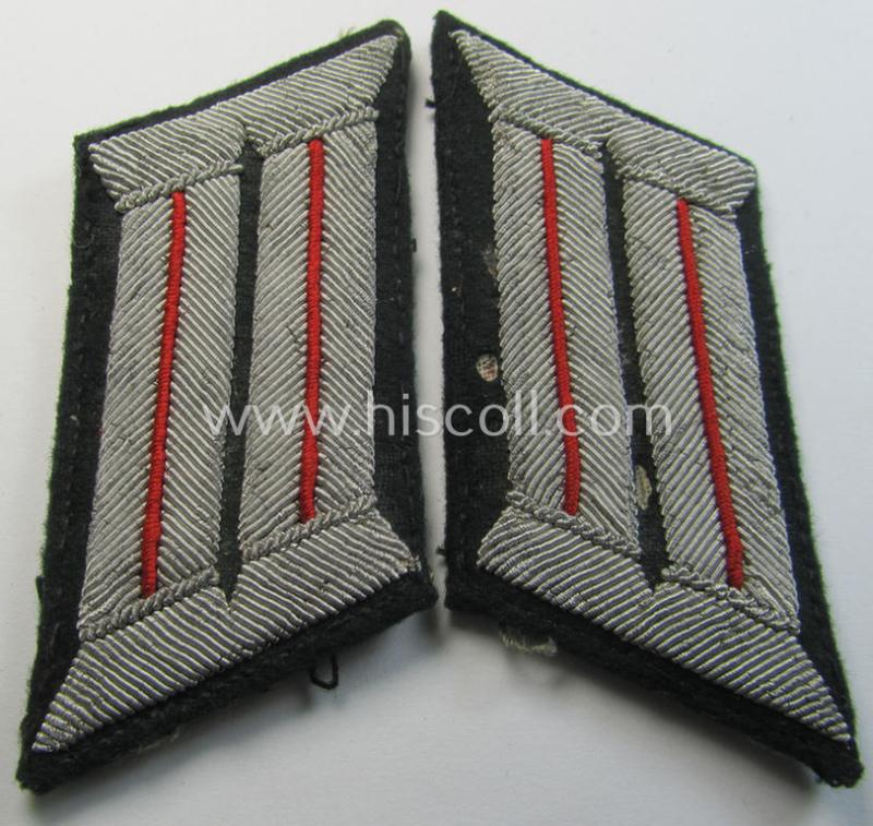 Moderately used - and fully matching! - pair of WH (Heeres) officers'-type collar-tabs, as was piped in the bright-red-coloured branchcolour as was intended for usage by an: 'Offizier der (Sturm)Artillerie-Truppen'