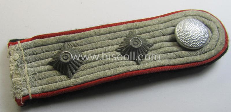 Neat - albeit regrettably single! - Waffen-SS officers'-pattern shoulderboard as piped in the bright-red-coloured branchcolour as was intended for usage by an: 'SS-Hauptsturmführer' who served within the: 'Waffen-SS (Sturm)Artillerie-Truppen'