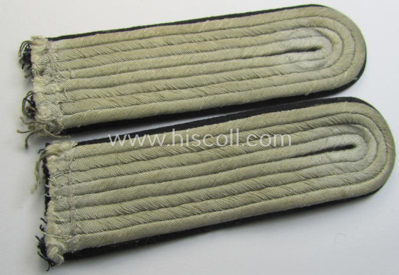 Attractive - and fully matching! - pair of WH (Heeres) officers'-type shoulderboards as piped in the black-coloured branchcolour as was intended for usage by a: 'Leutnant der Pionier-Truppen'