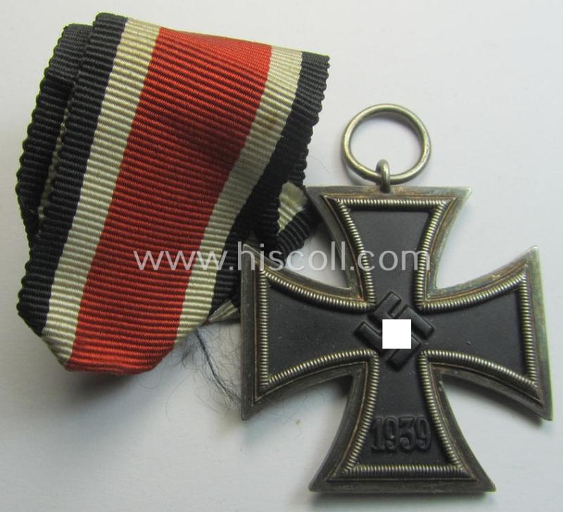 'Eisernes Kreuz II. Klasse' being a maker- (ie. '137'-) marked example that comes together with its original- and clearly once-mounted ribbon (ie. 'Bandabschnitt') as was produced by the (unusually seen!) maker (ie. 'Hersteller'): 'J.H. Werner'