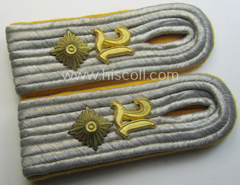 Superb - and fully matching! - pair of WH (Heeres) officers'-pattern, 'cyphered' shoulderstraps as piped in golden-yellow as was intended for usage by an: 'Oberleutnant einer Kavallerie o. Aufklärungs-Regiments'