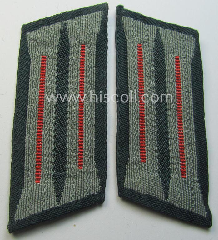 Fully matching pair of pre- (ie. early-war-) period WH (Heeres) 'M36' (ie. 'M40'-) type collar-patches (ie. 'Einheitskragenspiegel') as piped in bright-red-coloured branchcolour as intended for usage by a: 'Soldat der (Sturm-)Artillerie-Truppen'