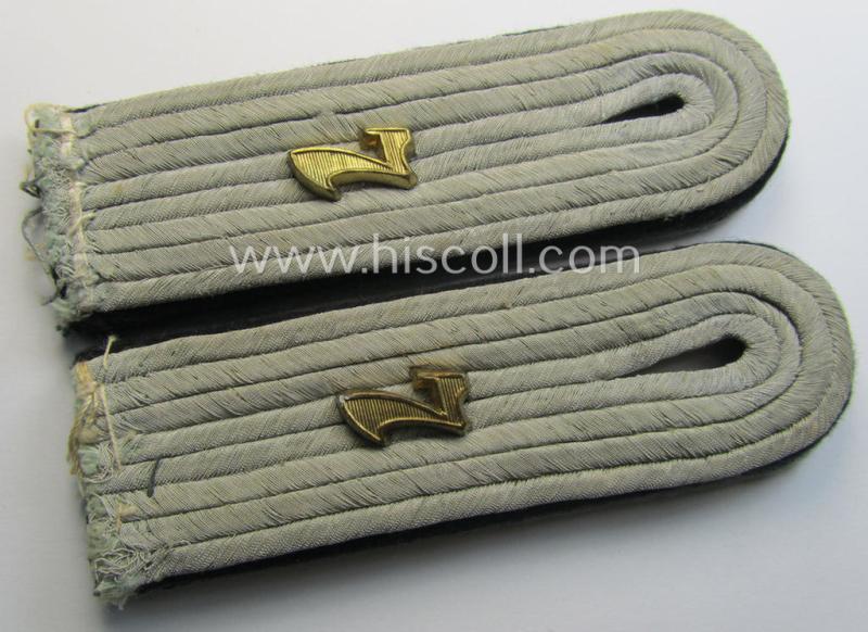 Attractive - and fully matching! - pair of WH (Heeres) neatly 'cyphered', officers'-type shoulderboards as (dual)piped in the black-coloured branchcolour as was intended for a: 'Leutnant der Res. des Pionier-Batallions 7'