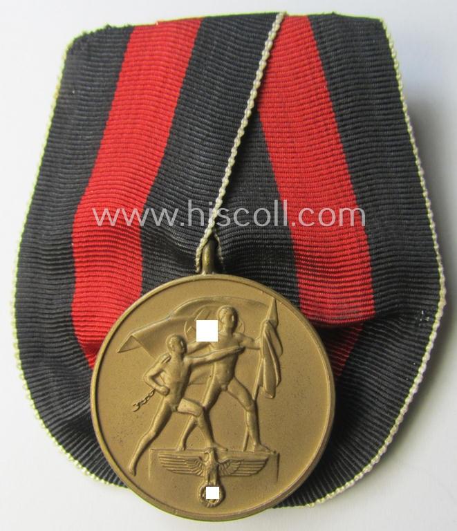 Attractive, bright golden-toned WH (Heeres o. KM etc.) so-called: 'Einzelspange' (being of the 'standard-issued'- ie. 'non-detachable'-pattern) showing a WH Czech 'Anschluss'- (ie. occupation-) medal: '1 October 1938'
