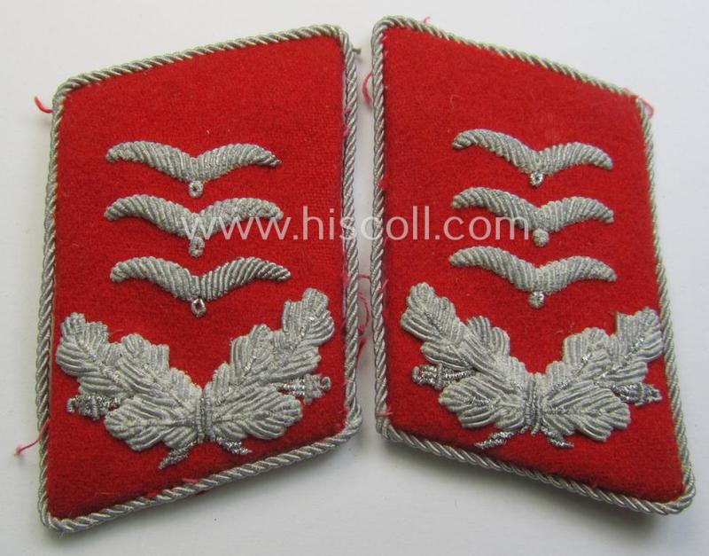 Attractive - just minimally used and/or fully matching! - pair of hand-embroidered WH (Luftwaffe) officers'-type collar-patches as executed in bright-red-coloured wool as was intended for usage by a: 'Hauptmann der Flak-Artillerie-Truppen'
