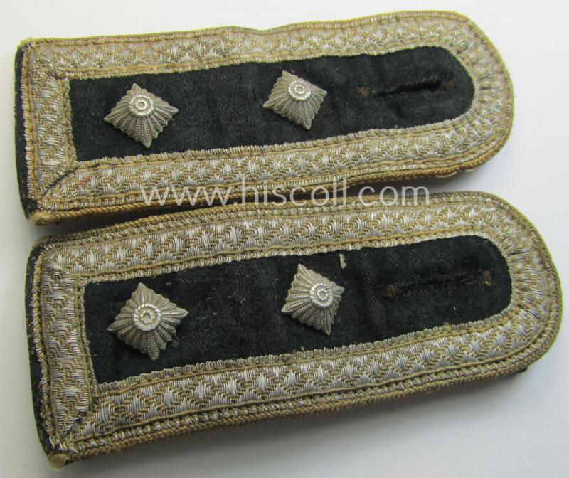 Attractive - and fully matching! - pair of WH (Heeres) NCO-type (ie. 'M36- o. M40'-pattern) shoulderstraps as piped in the white- (ie. 'weisser'-) coloured branchcolour as was intended for usage by an: 'Oberfeldwebel der Infanterie-Truppen'