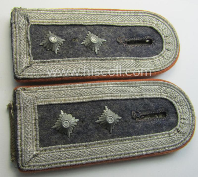 Attractive - and fully matching! - pair of WH (Luftwaffe) NCO-type shoulderstraps as piped in the light- ie. rust-brown- (ie. 'hell- o. kupferbrauner'-) coloured branchcolour as was intended for an: 'Oberfeldwebel der LW-Nachrichten-Truppen'