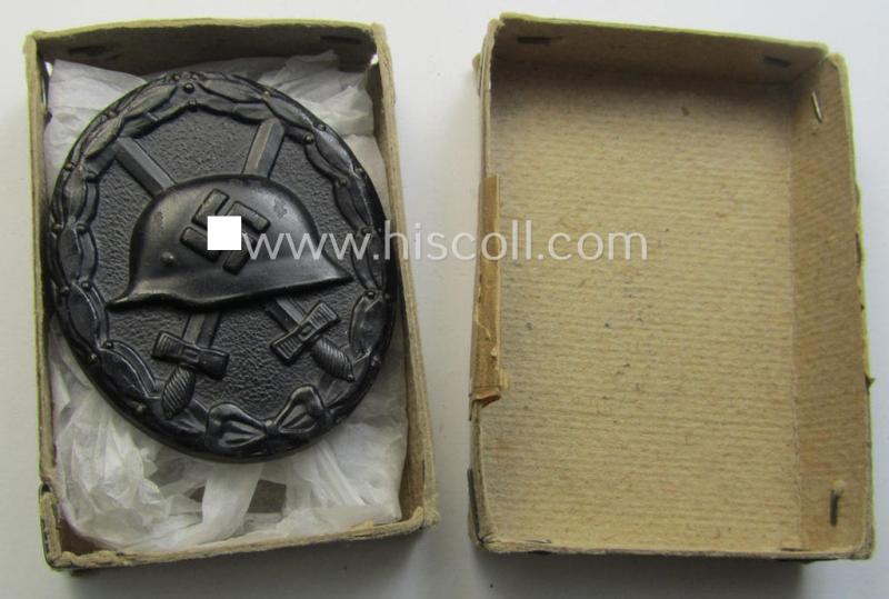 Attractive - non-maker-marked but scarcely found - example of a black-class wound-badge (or: 'Verwundeten-Abzeichen in Schwarz') being of the 'chaotic-pebbled'-pattern that came stored in its carton-based, two-pieced box as found