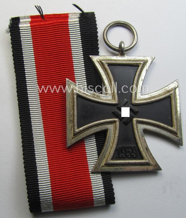 Attractive, 'Eisernes Kreuz II. Klasse' being a maker- (ie. '100'-) marked example that comes together with its original- and never mounted ribbon (ie. 'Bandabschnitt') as was produced by the maker (ie. 'Hersteller'): 'Wächtler & Lange'