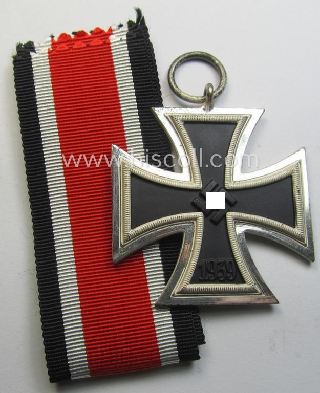 Stunning, 'Eisernes Kreuz II. Klasse' being a maker- (ie. '100'-) marked example that comes together with its original- (and never-mounted) ribbon (ie. 'Bandabschnitt') as was produced by the maker (ie. 'Hersteller'): 'Wächtler & Lange'