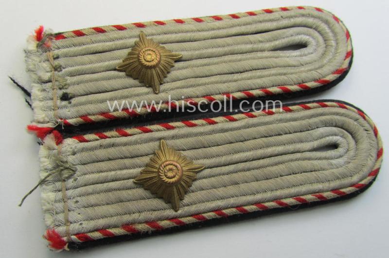 Superb - fully matching and truly rarely found! - pair of Waffen-SS, officers'-type shoulderboards as was intended for usage by an: 'Obersturmführer' (ie. lieutnant first-class) who served as a: 'Waffen-SS Fachführer'