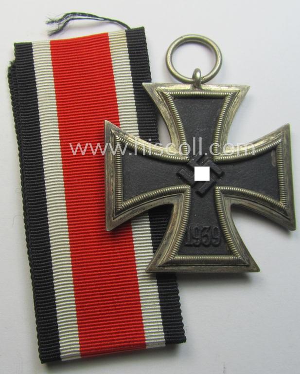 'EK II. Klasse' being a maker- (ie. '25'-) marked example that comes together with its original- and never-mounted ribbon (ie. 'Bandabschnitt') as was produced by the maker (ie. 'Hersteller'): 'AG der Graveur-, Gold- und Silberschmiede-Innungen'