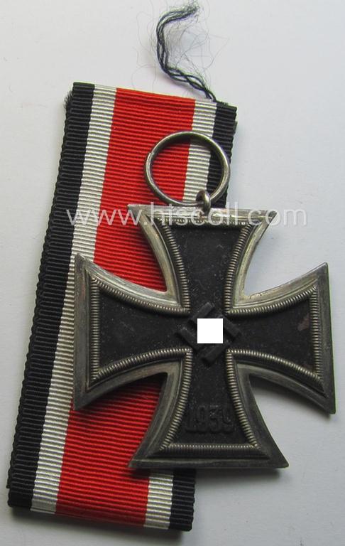 'EK II. Klasse' being a maker- (ie. '25'-) marked example that comes together with its original- and never-mounted ribbon (ie. 'Bandabschnitt') as was produced by the maker (ie. 'Hersteller'): 'AG der Graveur-, Gold- und Silberschmiede-Innungen'
