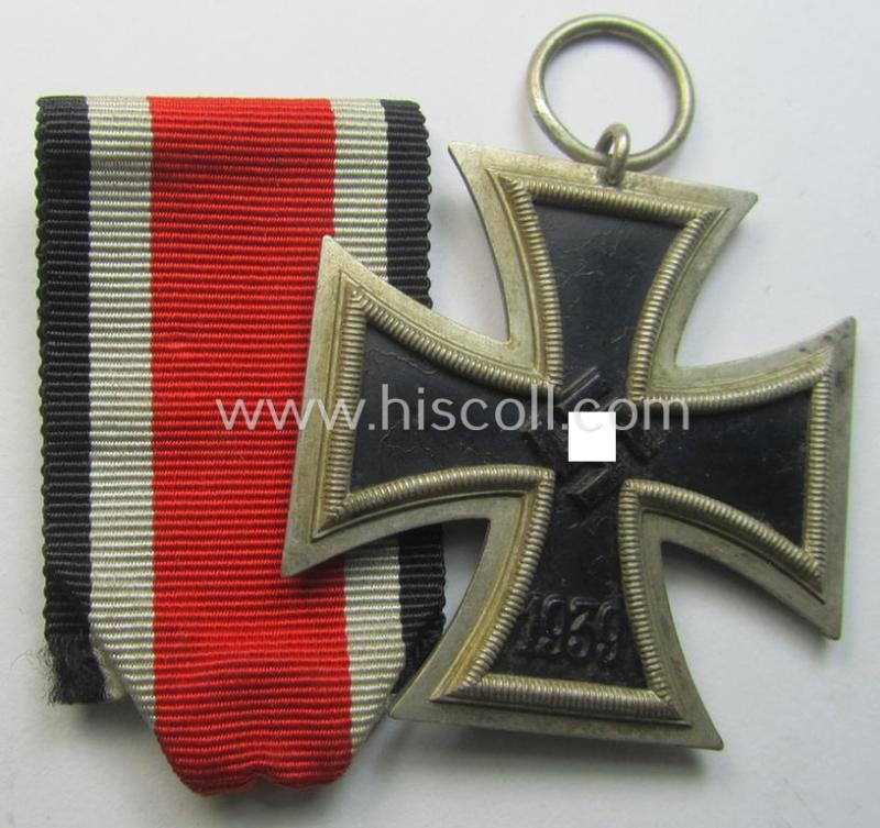 'Eisernes Kreuz II. Klasse' being a non-maker-marked example that comes together with its original- and once-mounted ribbon (ie. 'Bandabschnitt') as was produced by a (by me) unidentified maker (ie. 'Hersteller')