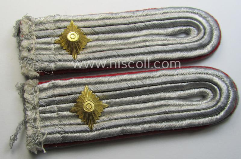 Attractive - and fully matching! - pair of WH (Heeres) officers'-type shoulderboards as (dual)piped in the bright-red-coloured branchcolour as was intended for an: 'Oberleutnant der Reserve eines Artillerie-Regiments'