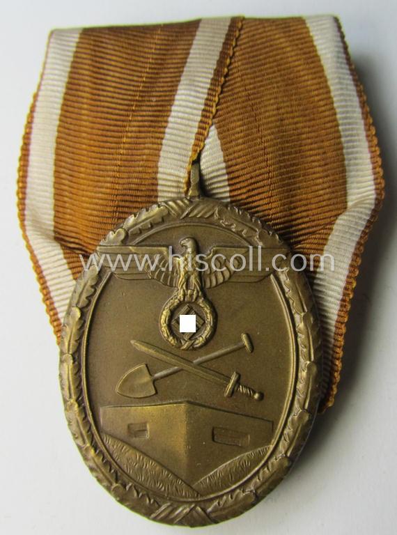 Attractive - and actually unusally seen! - single-pieced and non-detachable, WH single-pieced medal-bar (ie. 'Orden- o. Einzelspange') showing a: 'Deutsches Schutzwall Ehrenzeichen' (aka: 'Westwall'-medal)