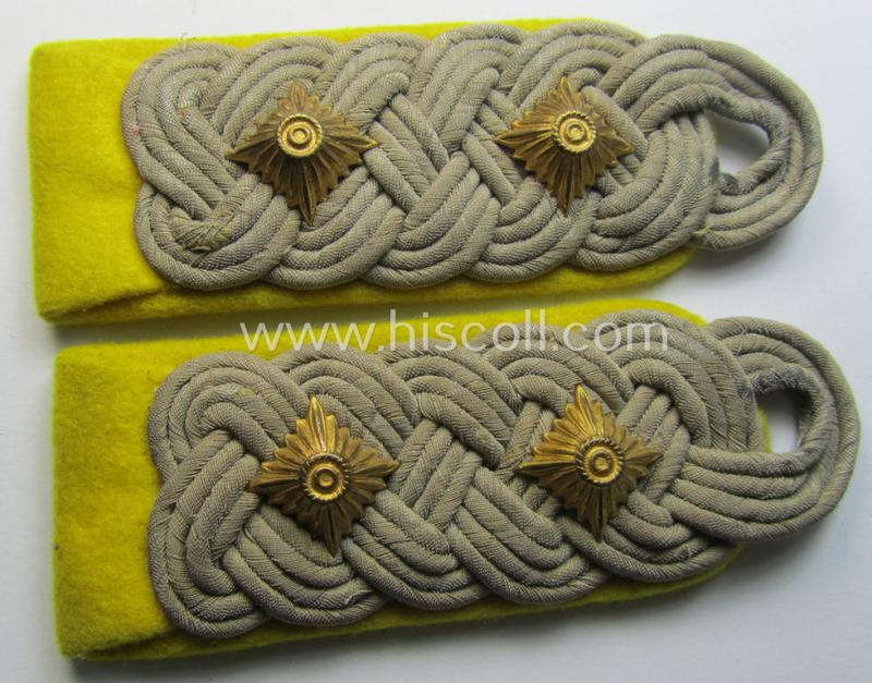 Attractive - and/or fully matching! - pair of WH (Heeres) officers'-type shoulderboards as piped in the bright-yellow- (ie. 'zitronengelbener'-) coloured branchcolour as was intended for an: 'Oberst der Nachrichten-Truppen'