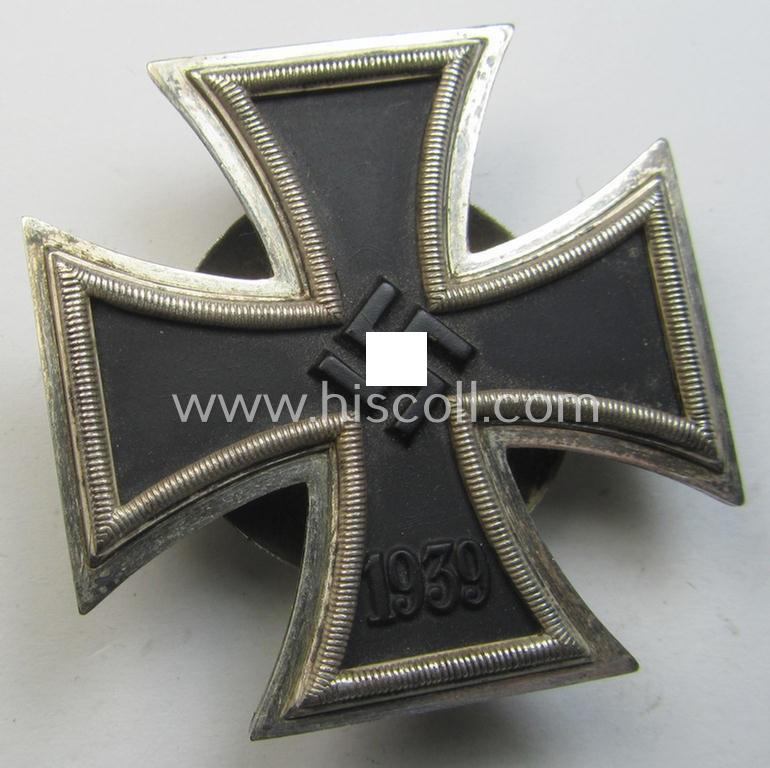 Stunning, 'Eisernes Kreuz 1. Klasse' (or: Iron Cross 1st class) as executed in the scarcely seen so-called: 'screw-back-version' (being an 'L/52'-marked example as produced by the: 'C.F. Zimmermann'-company)