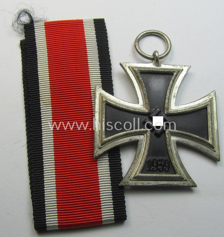 Attractive, 'Eisernes Kreuz II. Klasse' being a non-maker-marked example that comes together with its original- and never-mounted ribbon (ie. 'Bandabschnitt') as was (I deem) produced by the maker (ie. 'Hersteller'): 'Wächtler & Lange'