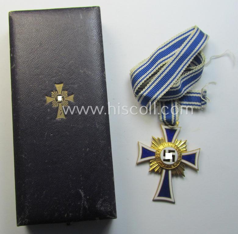 Attractive, 'Ehrenkreuz der deutschen Mutter - erste Stufe' (or mothers'-cross in gold) that comes stored in its original and/or neatly maker- (ie. 'Heinrich Wander - Gablonz a. N.'-) marked etui as issued and/or recently found