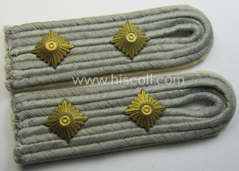 Attractive - and fully matching! - pair of WH (Heeres) officers'-type shoulderboards as piped in the white- (ie. 'weisser'-) coloured branchcolour as was intended for a: 'Hauptmann eines Infanterie-Regiments'