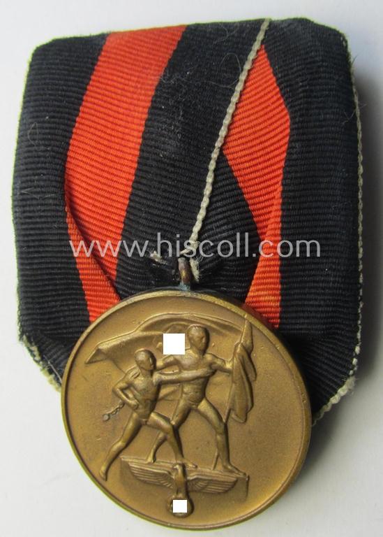 Neat, bright golden-toned WH (Heeres o. KM etc.) so-called: 'Einzelspange' (being of the 'standard-issued'- ie. 'non-detachable'-pattern) showing a WH Czech 'Anschluss'- (ie. occupation-) medal: '1 October 1938'