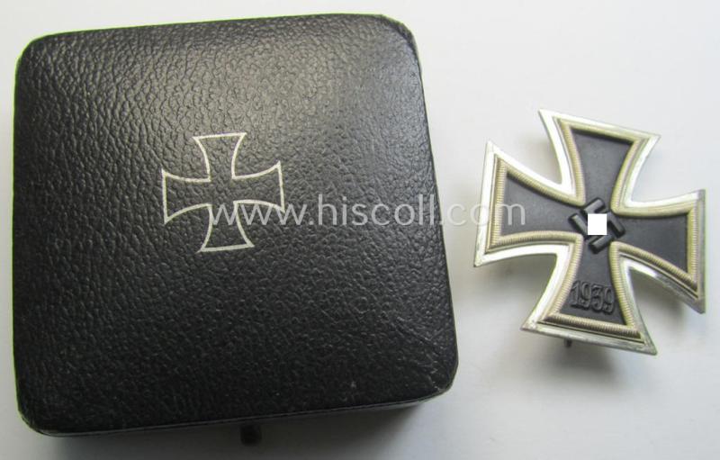 Stunning, 'Eisernes Kreuz 1. Klasse' (ie. Iron Cross 1st class) being an (I deem) early-war-period produced- and '26'-marked (ie. by: 'B.H. Mayer's Kunstprägeanstalt'-produced) example and that comes complete in its specific 'domed' etui